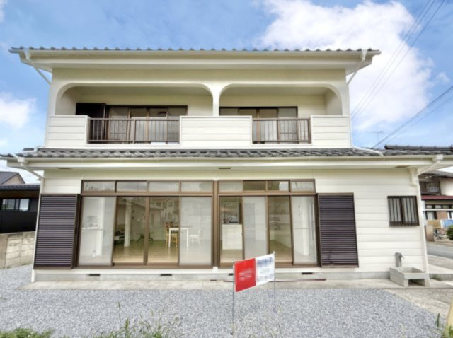 【中古戸建】足利市大前町の外観|■外観｜土日のご見学はもちろん、平日・夜間のご案内も大歓迎です♪「今から見たい」や「仕事終わりに見たい」にもご対応できますのでお気軽にお問い合わせください♪