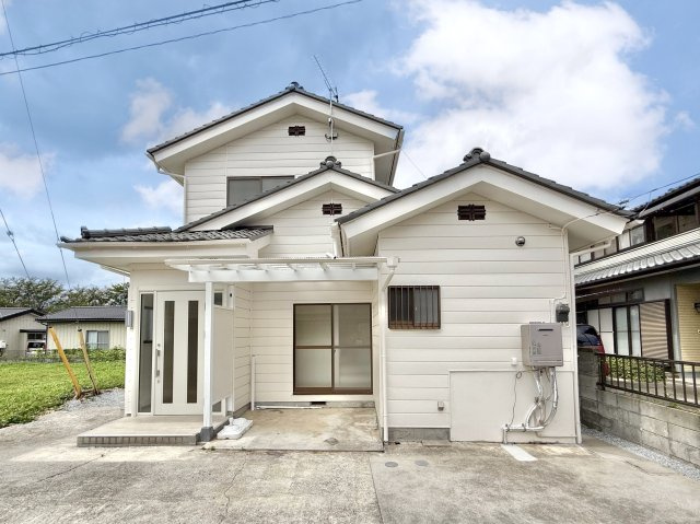【中古戸建】足利市大前町の外観|■外観｜白ベースの外観は清潔感あふれる明るい印象的で、周囲の景観にも自然と調和しながらやわらかく上品な雰囲気を演出させてくれます♪