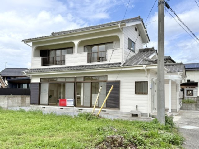 【中古戸建】足利市大前町の外観|■外観｜青空に映えるシンプルなデザイン。光をやさしく反射する外壁により、日中はより開放的で爽やかな印象となり、住まい全体を明るく見せてくれます♪