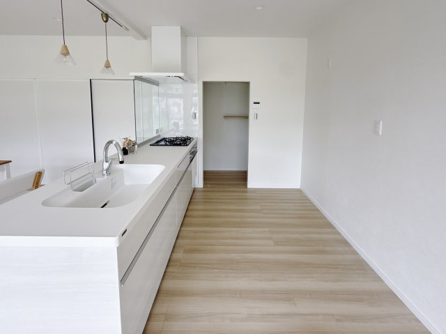 【中古戸建】足利市大前町のキッチン|■キッチン｜ワークトップ下には、圧力鍋やパスタ鍋などのかさばる調理器具もラクラク収納可能なスライド収納！ものが溢れがちなキッチン回りもスッキリきれいに管理ができます♪