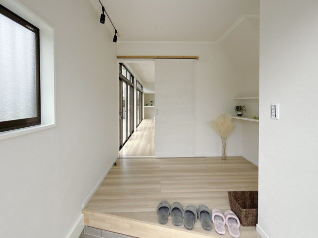 【中古戸建】足利市大前町の玄関|■玄関｜毎日の「いってらっしゃい」や「お帰りなさい」を大切なご家族と過ごす玄関は日当たりも良く、気持ち良く生活できます♪