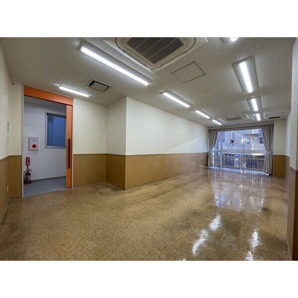 原駅前ビルの内装