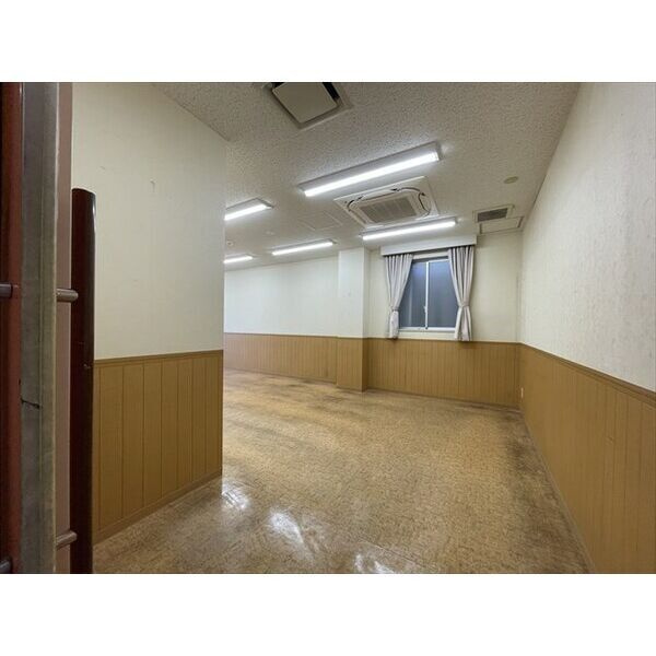 原駅前ビルの内装