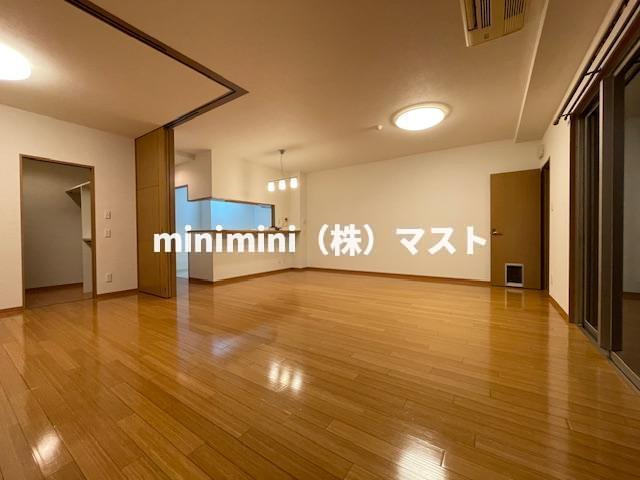 クローバー・プレミア昭和町の居間・リビング