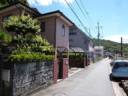 呉市天応塩谷町中古戸建の前面道路含む現地写真