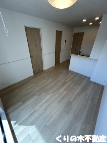 【居間・リビング】 | プラス　イメージ | 同タイプのお部屋です（現況を優先します）※建築中