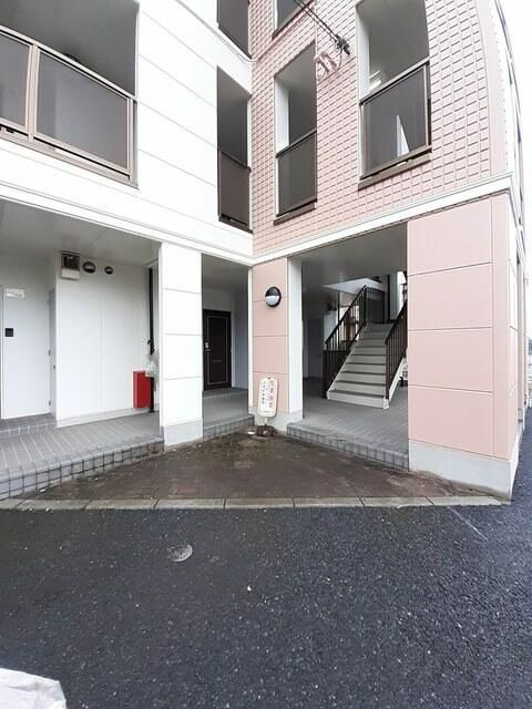 柏市篠籠田の賃貸マンションのエントランス