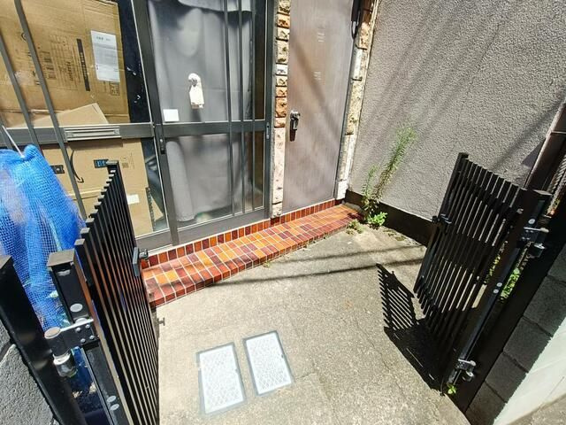 千住東二丁目貸家のエントランス