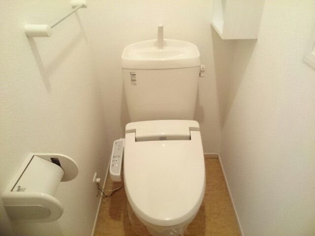 プラシードつくばＡのトイレ|清潔感のあるトイレで毎日快適に使えます。温水洗浄便座