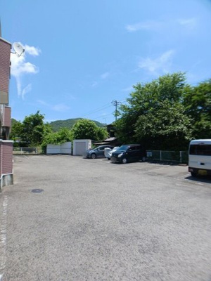 【駐車場】 | ロータスハイツ | 駐車場に車を止められます