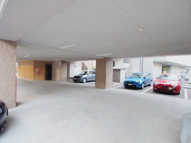 キャトル　セゾンの駐車場
