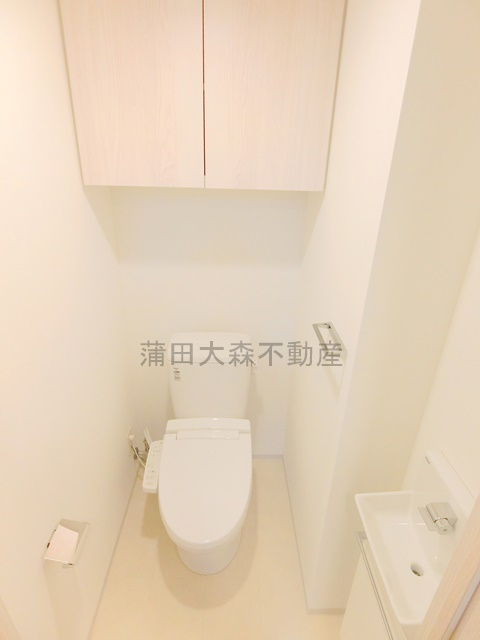 Augusta　Residence大森（オーガスタレジデンス）のトイレ|棚収納と温水洗浄便座付きのトイレ　