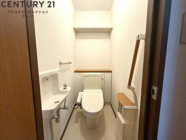 温水洗浄便座付きのトイレです♪
