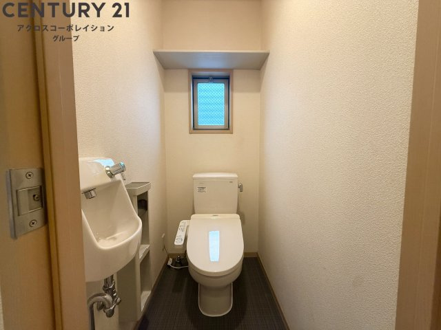 温水洗浄便座付きのトイレです♪