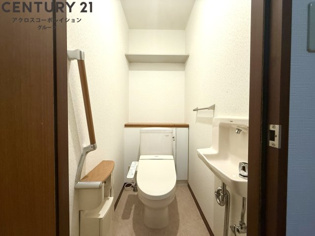 温水洗浄便座付きのトイレです♪