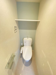 温水洗浄便座付きのトイレです♪