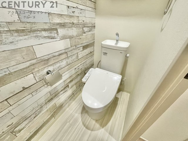 温水洗浄便座付きのトイレです♪