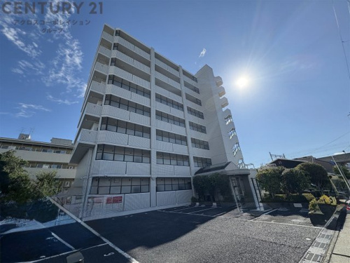 オートロックで外部の人間が簡単に出入りできないため安心です。