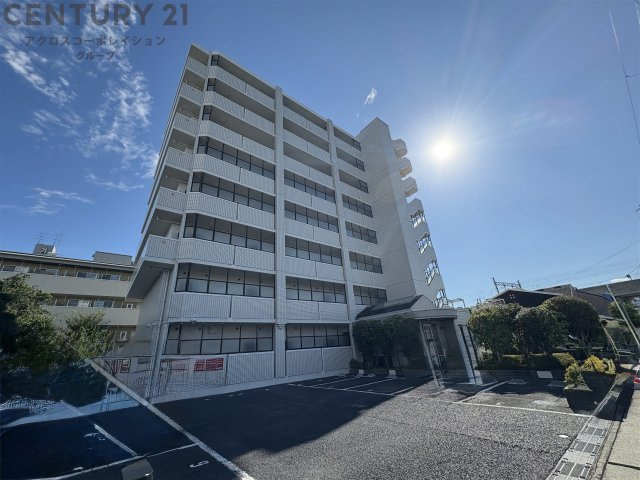 オートロックで外部の人間が簡単に出入りできないため安心です。
