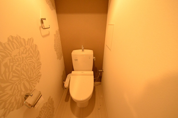温水洗浄便座付きのトイレです♪