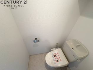 温水洗浄便座付きのトイレです♪