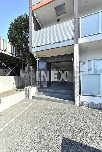 横浜市保土ケ谷区岩井町の賃貸マンションのエントランス