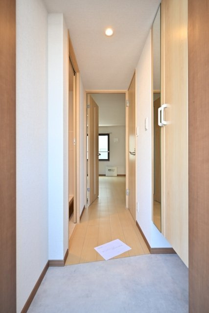 ＣＥＮＴＲＡＬ　ＧＡＲＤＥＮ　ＲＥＳＩＤＥＮＣＥ　ＴＯＫＹＯの玄関|明るい玄関です