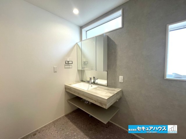 【同施工物件ご案内可能】大府市北山町3丁目　全2棟の独立洗面台|【洗面台イメージ】
◆鏡の裏にはたっぷりと収納スペースを標準装備！
◆電源を付属しているのでドライヤーなど利用できます。