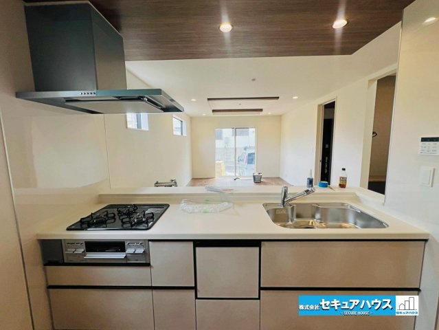 【本日ご案内可能】大府市北山町3丁目　全2棟のキッチン|【キッチン】
◆同時にたくさんの料理が調理できる3口コンロ。「焼く・蒸す・煮る」の工程を同時進行で進めることができるので、料理を素早く作ることができます。
◆洗い物の時短に繋がる食洗機付きです。　　　
