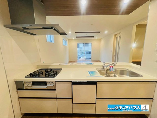 【本日ご案内可能】大府市北山町3丁目　全2棟のキッチン|【キッチン】
◆同時にたくさんの料理が調理できる3口コンロ。「焼く・蒸す・煮る」の工程を同時進行で進めることができるので、料理を素早く作ることができます。
◆洗い物の時短に繋がる食洗機付きです。　　　