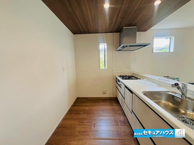 【本日ご案内可能】大府市北山町3丁目　全2棟のキッチン|【キッチンスペース】
◆広々としたキッチンスペースのため家族で並んで料理できます。
◆キッチンの窓は熱気や匂いを逃がす役割があります。
◆床下収納には飲み物や調味料のストックをしまうことができます。　