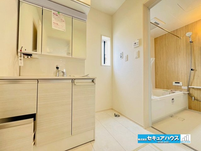 【本日ご案内可能】大府市北山町3丁目　全2棟の独立洗面台|【洗面台】
◆鏡の裏にはたっぷりと収納スペースを標準装備！
◆電源を付属しているのでドライヤーなど利用できます。
◆洗面台下の収納スペースにはタオルや洗剤などをしまうことができます。　　　　　　　　　