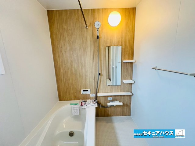 【本日ご案内可能】大府市北山町3丁目　全2棟の浴室|【浴室】
◆アクセントパネルで落ち着きのある雰囲気を演出します。毎日の疲れを癒やすバスタイムをお楽しみ下さい！
◆窓付きで、カビの繁殖を抑える効果があります。
◆追い炊き機能を備えたオートバスです。　
