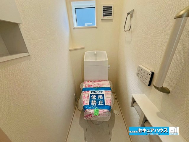 【本日ご案内可能】大府市北山町3丁目　全2棟のトイレ|【高機能トイレ】
◆高機能トイレの多くは便器のフタの開閉が自動であり、使用後に手動で水を流す面倒もなく非常に便利です。スタイリッシュな見た目で、お掃除しやすく、節水効果が高いです。　　　　　　　　　　