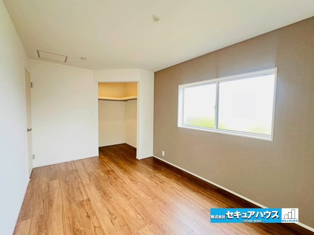 【本日ご案内可能】大府市北山町3丁目　全2棟の洋室|【洋室7帖】
◆広々とした居住空間は日々の暮らしを彩り、心のやすらぎと満足感を与えてくれます。通風と採光を考慮した設計は子供たちはのびのび育ち、家族でくつろぎと団らんを生み出します。　　　　　　　　　