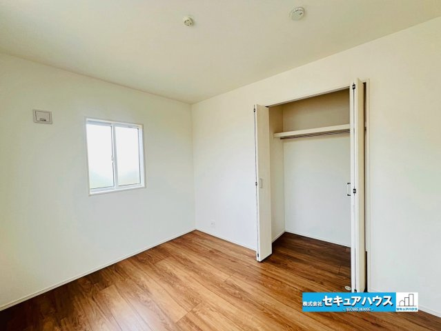 【本日ご案内可能】大府市北山町3丁目　全2棟の洋室|【洋室5.2帖】
◆家族一人ひとりの大切なプライベート空間。趣味に合わせて使って頂けるようシンプルに仕上げてあります。暮らし心地を大きく左右する収納を、適材適所に配置し使い勝手を考慮しました。　　　　