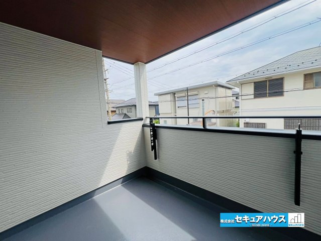 【本日ご案内可能】大府市北山町3丁目　全2棟のバルコニー|【バルコニー】
◆見晴らしもよく、太陽の温かな温もりをめいっぱい受け止めてくれます。
太陽の光と爽やかな風を受けたお洗濯物はあっという間に乾き、取りこむ時には太陽の匂いを感じられそうですね。　　　　　