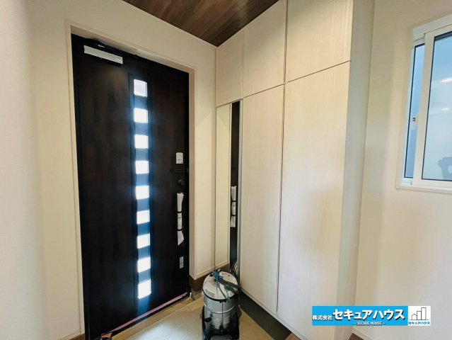 【本日ご案内可能】大府市北山町3丁目　全2棟の玄関|【玄関】
◆採光・通風に配慮された設計で毎日明るい空間をキープします♪
◆大容量のシューズボックスには全身鏡付きのため身だしなみを確認してからお出かけできます。
◆ダブルロックキーで防犯面も安心です♪