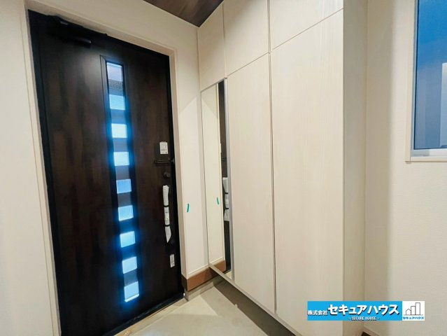 【本日ご案内可能】大府市北山町3丁目　全2棟の玄関|【玄関】
◆採光・通風に配慮された設計で毎日明るい空間をキープします♪
◆大容量のシューズボックスには全身鏡付きのため身だしなみを確認してからお出かけできます。
◆ダブルロックキーで防犯面も安心です♪