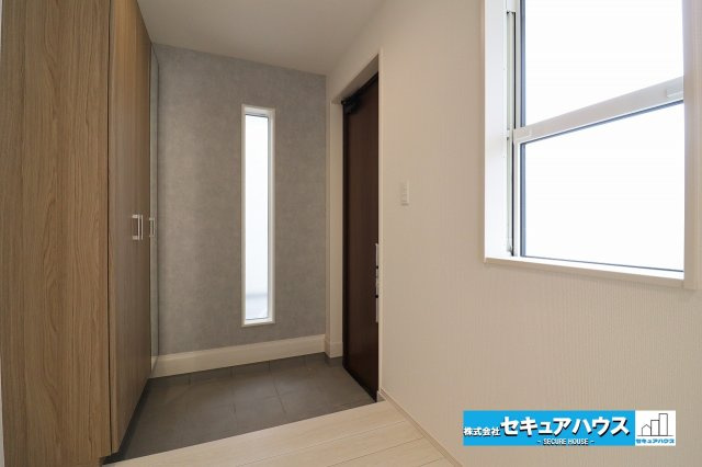 【同施工物件ご案内可能】大府市北山町3丁目　全2棟の内観：施工例|【玄関イメージ】
◆お家に出会う人々を迎える玄関だからこそ、広々清潔感あふれる空間にしたいものです。採光・通風にも配慮された設計で毎日明るい空間をキープします♪