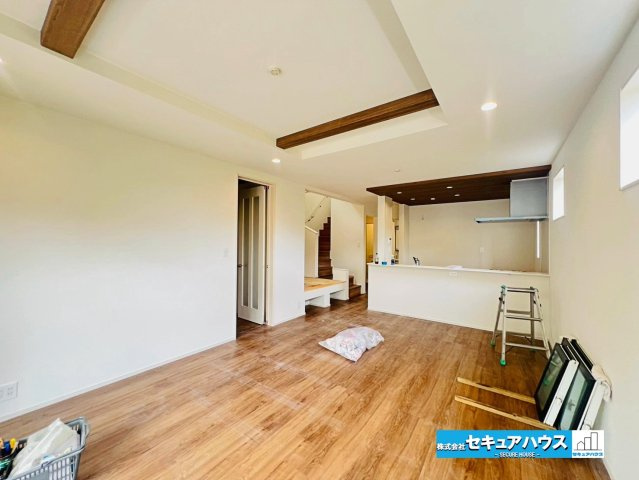 【本日ご案内可能】大府市北山町3丁目　全2棟の居間・リビング|【LDK19.5帖】
◆通学から帰宅し、リビングルームで会話を楽しむ子ども達。リビングから臨む景色は太陽色に染まり、解放感溢れゆったりとしたひと時を過ごすことが出来る素敵な空間です。　　　　　　　　　