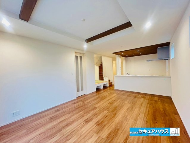 【本日ご案内可能】大府市北山町3丁目　全2棟の居間・リビング|【LDK19.5帖】
◆通学から帰宅し、リビングルームで会話を楽しむ子ども達。リビングから臨む景色は太陽色に染まり、解放感溢れゆったりとしたひと時を過ごすことが出来る素敵な空間です。　　　　　　　　　