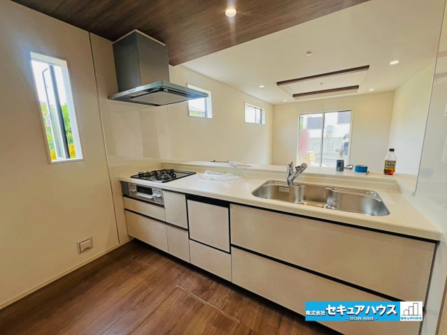 【本日ご案内可能】大府市北山町3丁目　全2棟のキッチン|【キッチンから見たリビング】
◆対面式キッチンのためリビングの様子を見ながら料理することができます。南向きの大きな窓から採光を取り入れ明るいリビングスペースとなっております。　　　　　　　　　　　　　