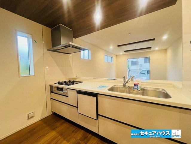 【本日ご案内可能】大府市北山町3丁目　全2棟のキッチン|【キッチンから見たリビング】
◆対面式キッチンのためリビングの様子を見ながら料理することができます。南向きの大きな窓から採光を取り入れ明るいリビングスペースとなっております。　　　　　　　　　　　　　