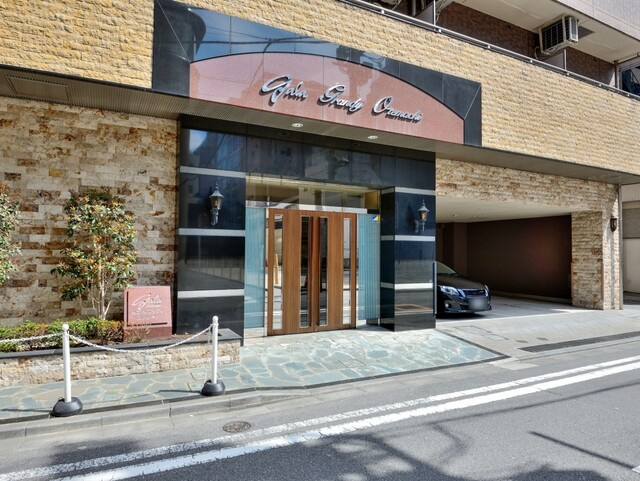 千代田区神田錦町１丁目の賃貸マンションのエントランス