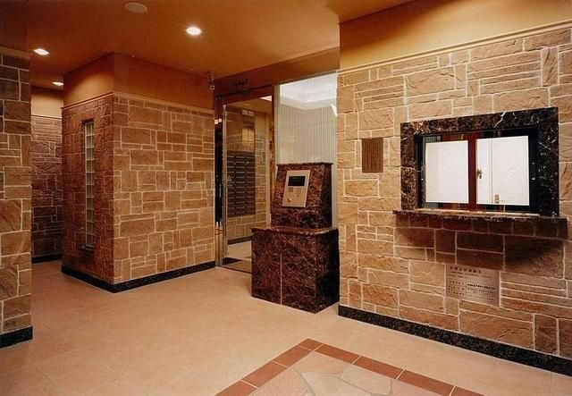千代田区神田錦町１丁目の賃貸マンションのエントランス
