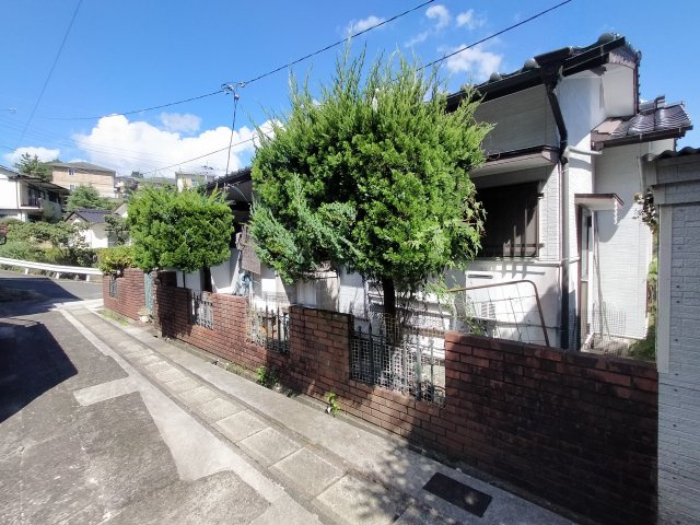 松瀬町　平屋戸建の前面道路含む現地写真