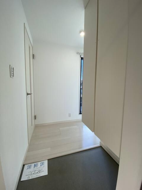 ルームズ新大久保の玄関