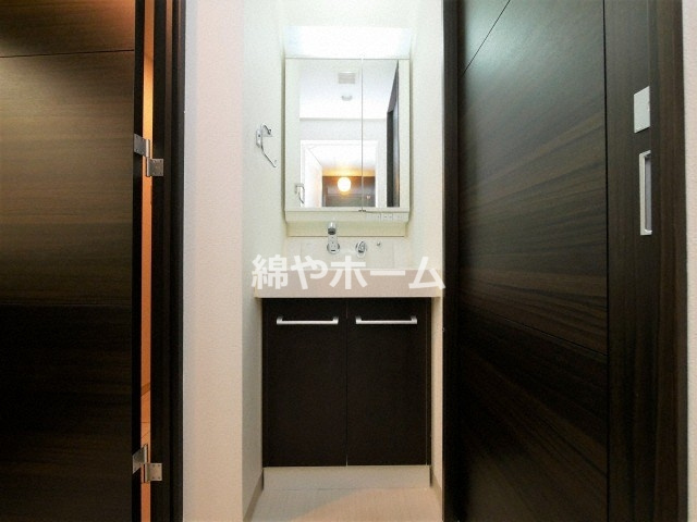 エスライズ難波ＥＡＳＴの独立洗面台|独立洗面台、小物を置くことができて便利です
