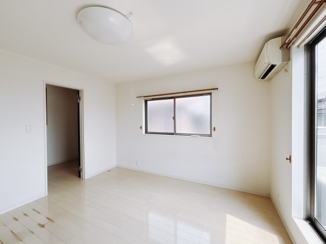 【中古戸建】深谷市岡の洋室|■外観｜各居室にたっぷりと収納スペースを設置。ホワイト色のクロスとナチュラルなフローリングが落ち着く雰囲気を演出する居室です。